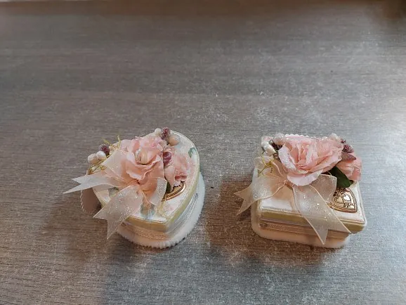 Gift Box with silk flowers decoration 