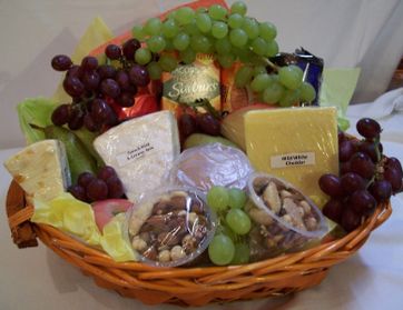 Fresh food cheese / fruit basket