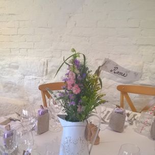 Table centre wedding flower in Jugs 